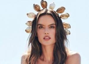 Супермодель снялась в нежном пляжном образе (фото)