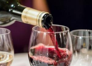 Вечерний бокал вина опасней пьянства: вывод ученых
