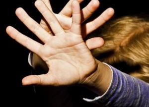 На Херсонщине двое мужчин ограбили и едва не изнасиловали несовершеннолетнюю девочку (фото)