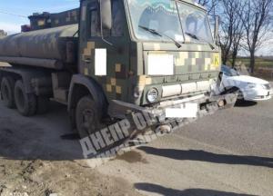 В Днепре авто на скорости влетело в колонну военных (фото, видео)