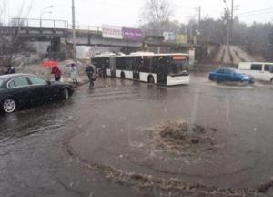 В Киеве затопило дорогу возле метро Сырец (фото, видео)