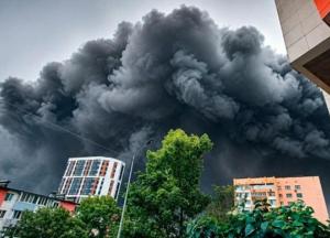 Владивосток у вогні та диму, згорів величезний склад побутової техніки (відео)