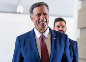 Після від’їзду глави ЦРУ з посольства США у Москві прибрали всі американські прапори (відео)