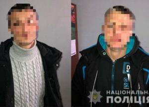 В Киеве у мужчин изъяли пистолет-пулемет с глушителем, патроны и комплектующие к оружию (фото, видео)