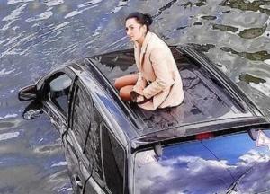 В Харькове девушка утопила авто и стала мемом