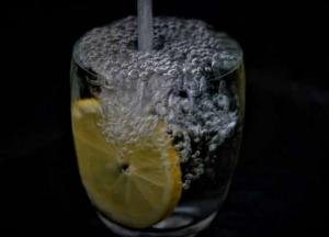 Медики объяснили, кому нужно пить воду с лимоном