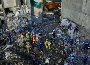 У Дарницькому районі Києва вже 16 загиблих: болючі кадри вилучення тіла дитини з-під завалів (відео)