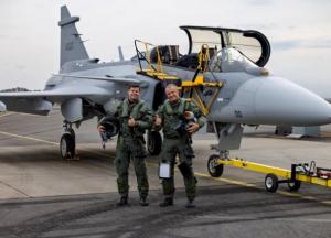 Saab вперше підняла в повітря новий двомісний винищувач Gripen F
