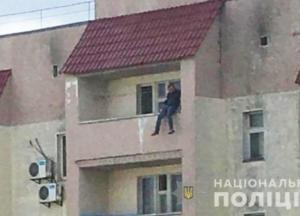 Под Киевом копы спасли мужчину от самоубийства: хотел броситься с 9 этажа (видео)