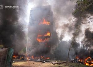 Палають цілі поверхи, у вогні весь житловий квартал у Запоріжжі (відео)