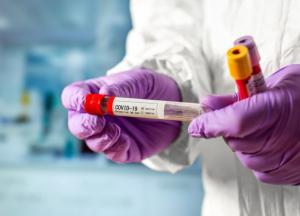 В сети всплыли фамилии зараженных коронавирусом: теперь над ними издеваются