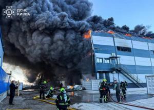Задимлення на десятки кілометрів: Київ накрило димом через масштабну пожежу складів (відео)