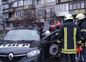 В Киеве автомобиль въехал в остановку: водитель погиб, еще двое травмированных (фото)