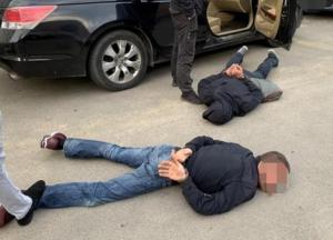 На Киевщине трое мужчин вынесли из супермаркета платежный терминал с деньгами