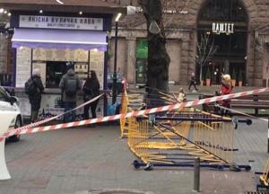 В Киеве на пешеходов упали строительные леса: есть пострадавшие
