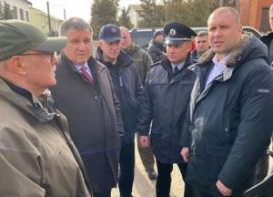 В Новые Санжары к протестующим против размещения эвакуированных из Китая украинцев приехал Аваков