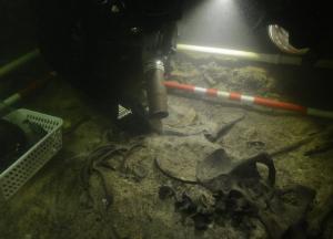 Археологи нашли на дне озера останки воина, загадочно погибшего почти 500 лет назад (фото)