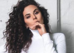 Каменских примерила образ блондинки и поразила фанатов стройными ногами