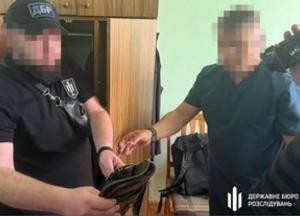 ДБР викрило лікаря з Рівного, який вимагав хабарі за висновки для ВЛК