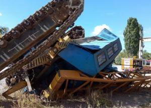 В Харькове перевернулся кран с водителем (фото)