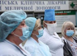В Украине медикам подняли зарплату, но переводят на полставки