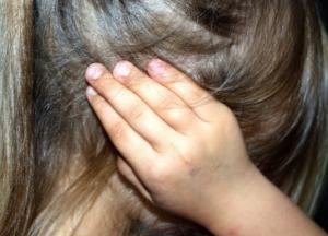 Била ногами по лицу: в Запорожье девочка-подросток публично издевалась над сверстницей