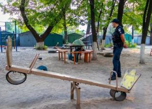 В Днепре на детской площадке нашли мертвого мужчину в зеленке (фото, видео)