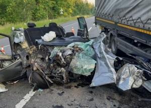 Под Киевом легковушка столкнулась с грузовиком, есть погибший (фото)