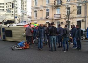 В Киеве легковушка протаранила скорую (фото, видео)