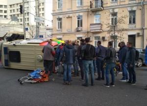 В Киеве легковушка протаранила скорую (фото, видео)