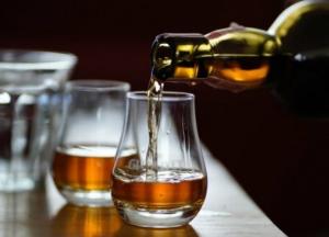 Ученые назвали количество алкоголя, употребление которого приводит к набору веса