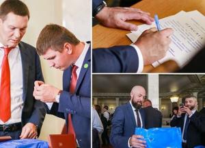 Что подарили нардепам в загадочных синих пакетах (фото)