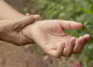 К чему чешется запястье: приметы и суеверия