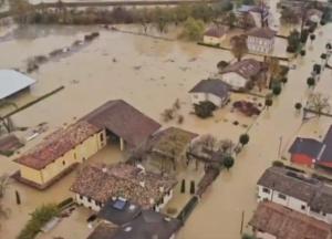 В Італії сильні зливи і зсув ґрунту, людей засипає на смерть камінням (відео)