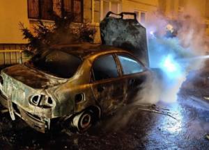 В Киеве вспыхнул пожар: машина выгорела дотла (фото)