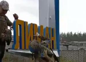 ЗСУ зайшли в Лиман, військові РФ здаються в полон: відео звільнення міста і знищених окупантів