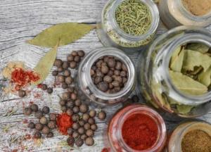 Ученые выяснили, какие специи делают вредную пищу здоровой
