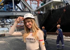 Леся Никитюк похвасталась фигурой в обтягивающем костюме (фото)