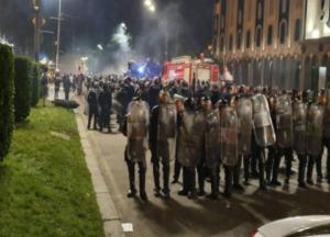 Сотни раненых в Тбилиси: полиция разогнала протестующих, но они снова собираются (видео)