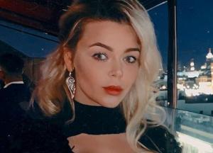 Алина Гросу показала соблазнительное декольте перед объективом мужа (фото)