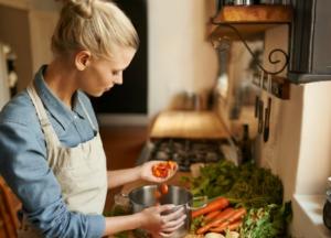 Медики назвали одну из причин переедания