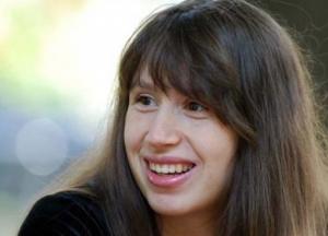 Соратница Пашинского на суде поцарапала журналиста (фото)