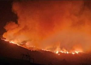 Вогонь вийшов з-під контролю: Тенеріфе палають, туристів та місцевих жителів евакуюють (відео)