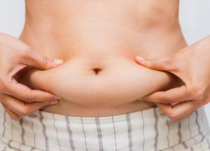 Диетологи назвали причины появления жира на животе