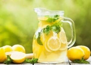Гастроэнтеролог развенчал мифы о пользе воды с лимоном