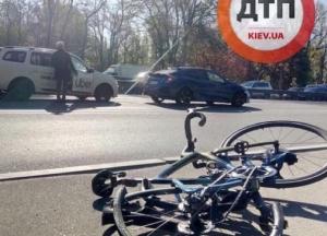 В Киеве водитель такси сбил велосипедиста