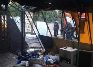 В Харькове сгорела волонтерская палатка, которую Кернес предложил снести (фото, видео)