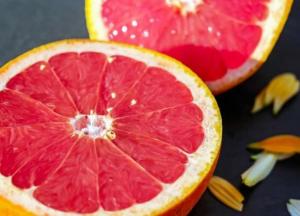 Медики объяснили, при каких заболеваниях опасно есть грейпфрут