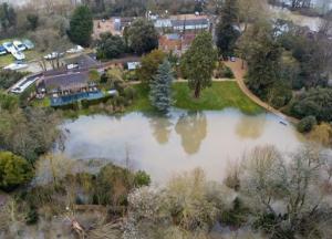 В Британии затопило многомиллионное поместье Джорджа Клуни (фото)