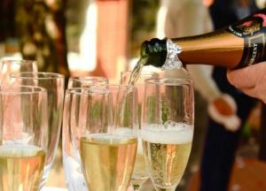Кому нельзя пить шампанское